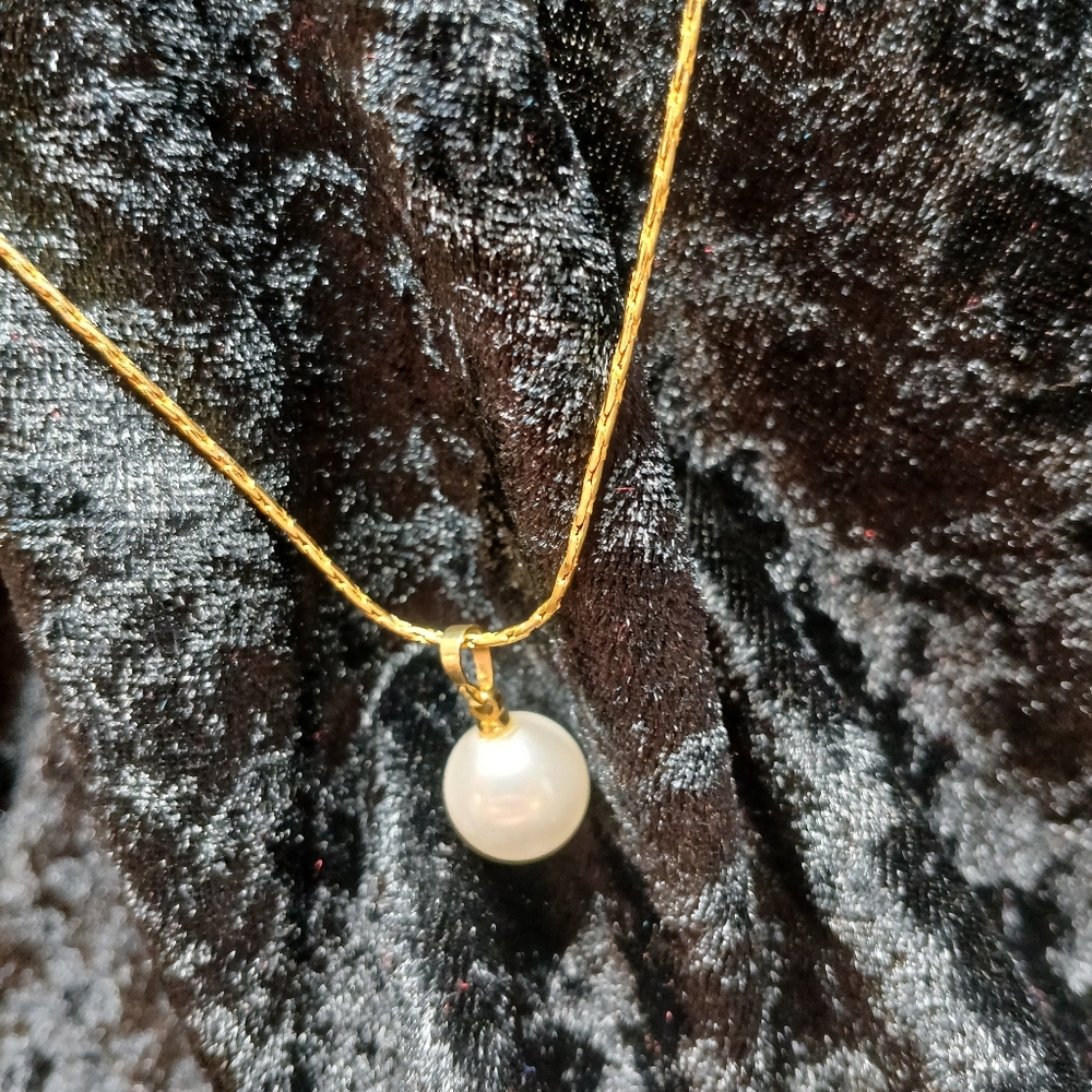 Elegant Gold Or White Gold Pearl Pendant Necklace